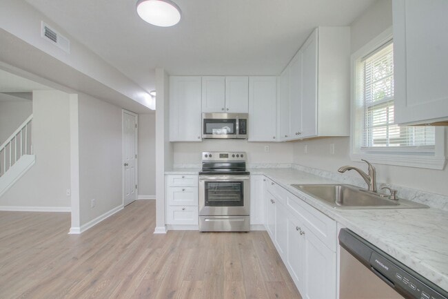 Building Photo - 2BR Home in Spring Hill