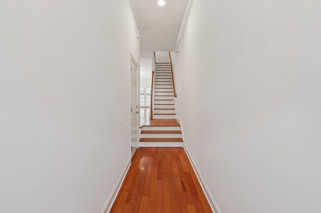 Building Photo - Beautiful 3 bedroom house with Private bac...