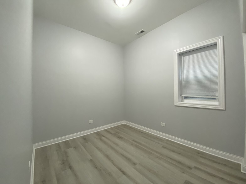 Room 2 - 2932 S Normal Ave