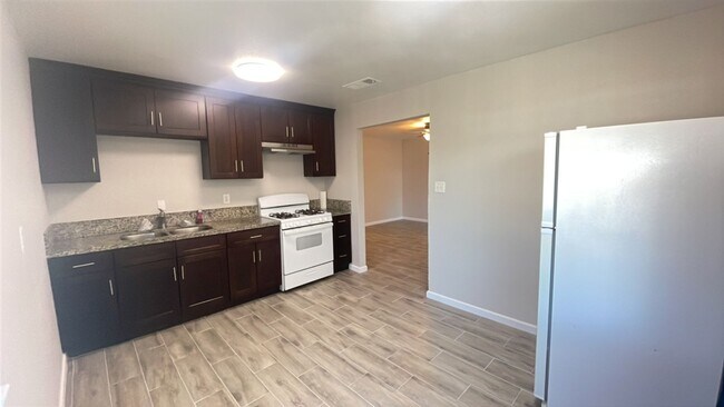Building Photo - 119 E Amador St