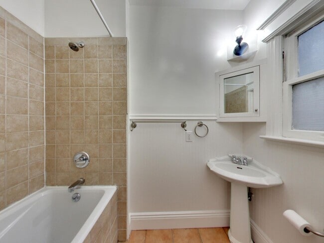 Building Photo - 617 Natoma St