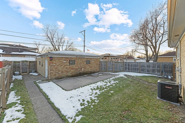 Building Photo - 3457 Main St