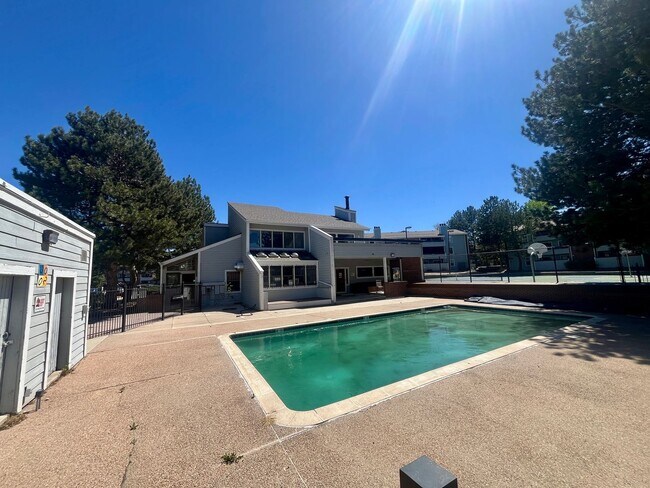 Building Photo - **$500 Move in Special**  Updated Spacious 1 bed/1 bath in Aurora