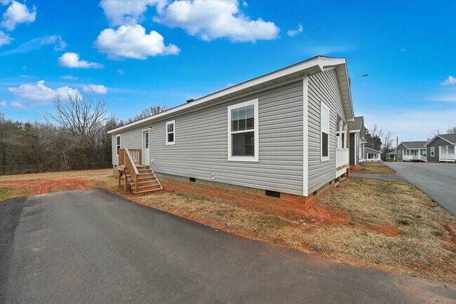 Building Photo - 3 Bed / 2 Bath Home in Hickory FOR RENT Pet Friendly! Unit 29