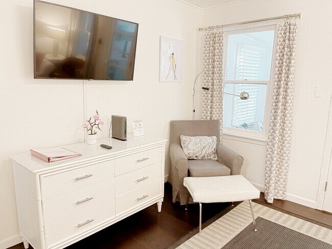 Building Photo - 835 NE 21st Dr