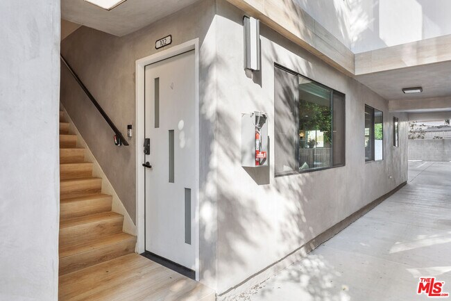 Building Photo - 838 N Mansfield Ave