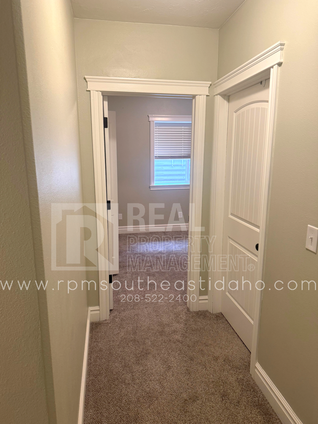 Building Photo - Large & Beautiful 6 Bedroom, 3 Bathroom Ho...