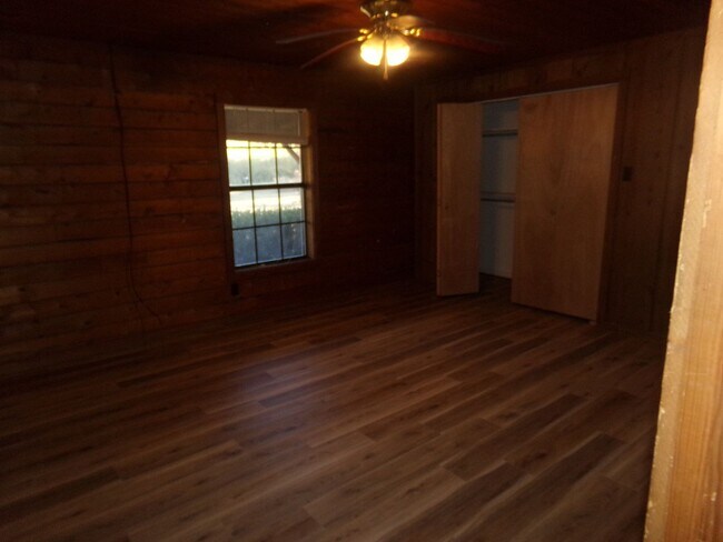 Building Photo - 4 bedroom Log House
