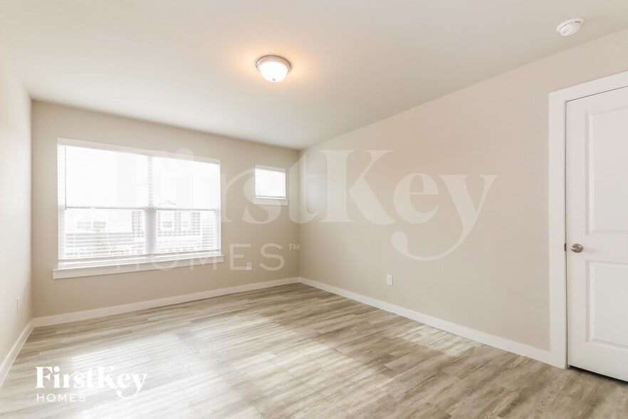 Building Photo - 623 Sophia Wy