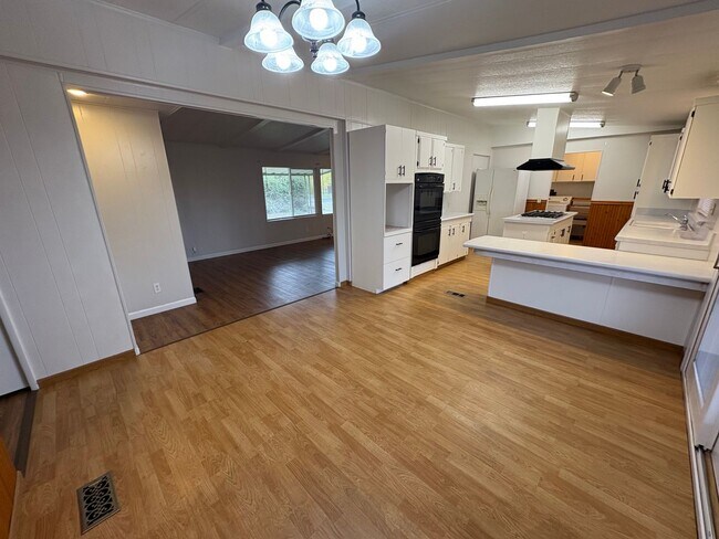 Building Photo - Pleasant Country Home Available Now!