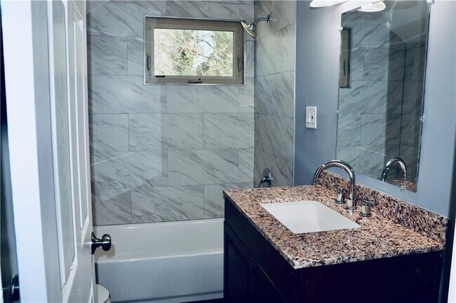 Building Photo - 1526 Childress Dr SW