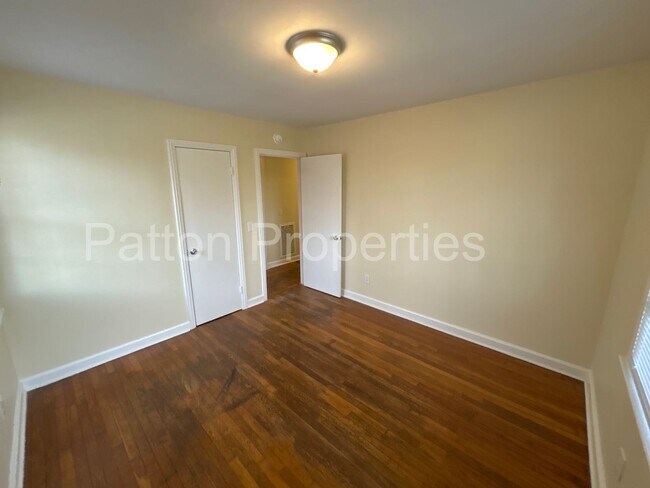 Building Photo - Corner of Plowden & South Kilbourne