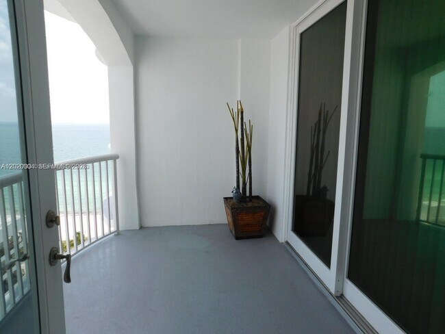 Building Photo - 5401 Collins Ave