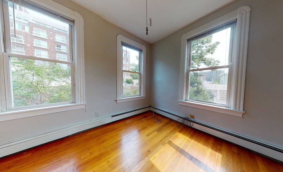 Primary Photo - 562 Green St