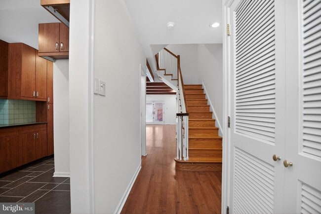 Building Photo - 275 S 3rd St