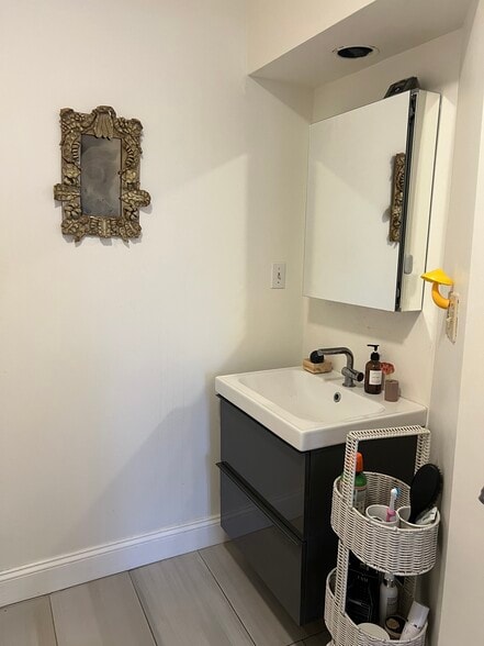 Bathroom - 10 Trowbridge St