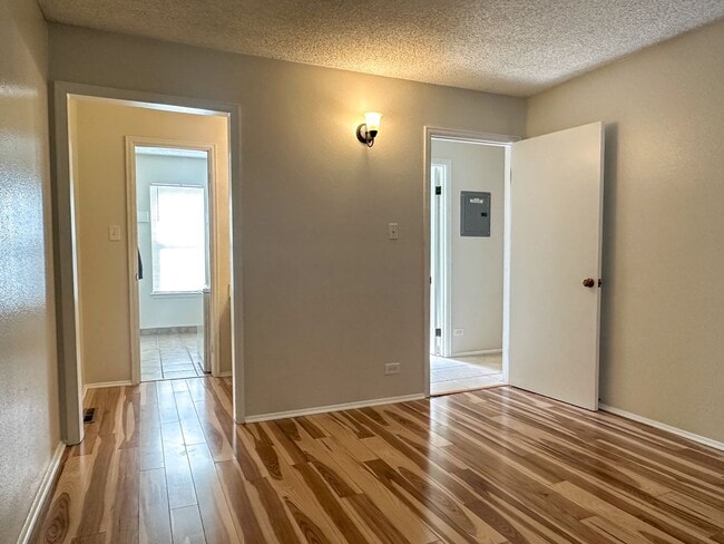 Building Photo - Move-in Incentive! End-Unit Condo in South...