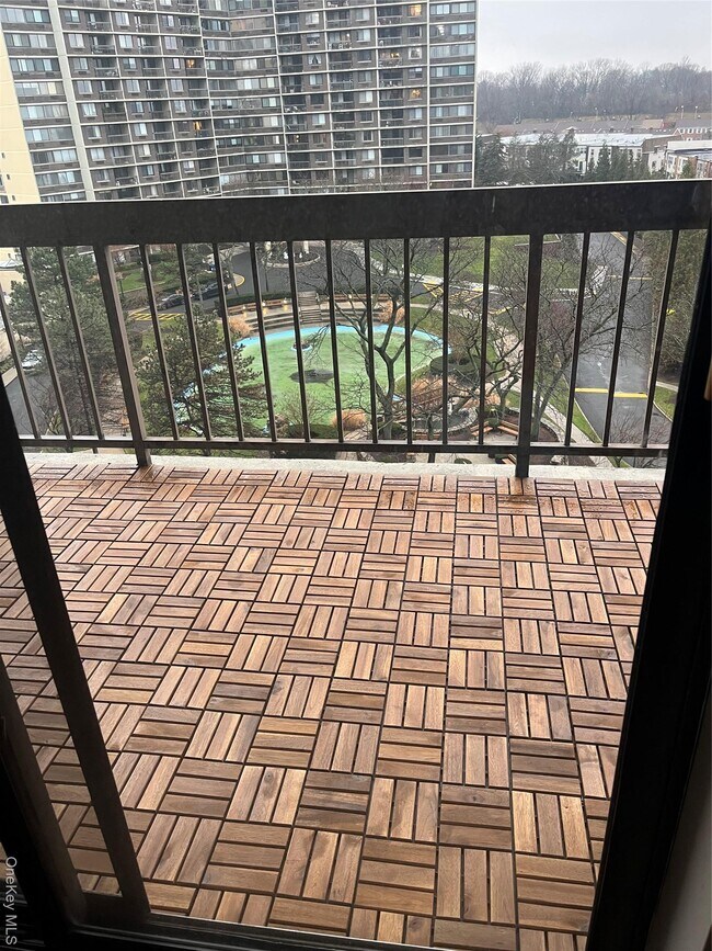 Building Photo - 2 Bay Club Dr