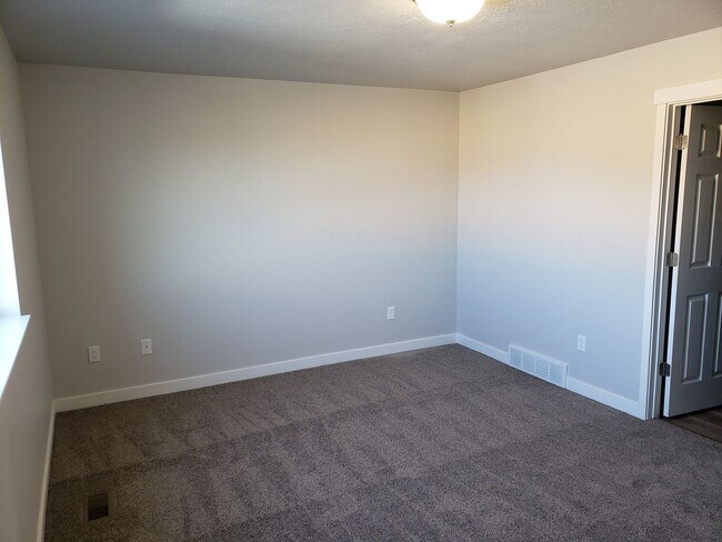 Building Photo - Spacious Springville Townhome