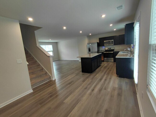 Building Photo - 329 Saskatoon Dr