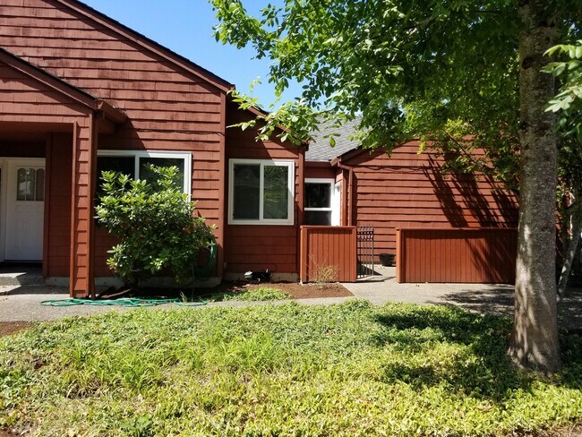 Building Photo - LAKE OSWEGO 2/2 READY FOR IMMEDIATE MOVE IN!  AC!