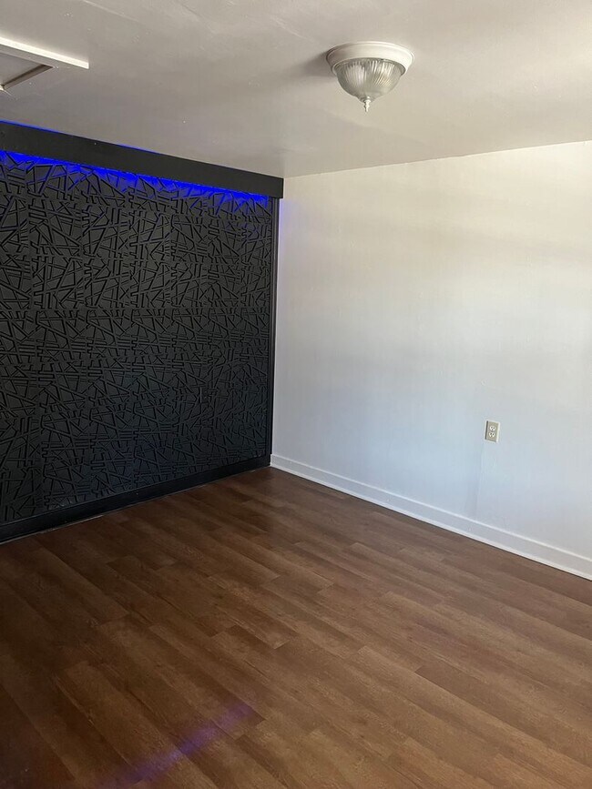 Building Photo - 527 N Franklin St