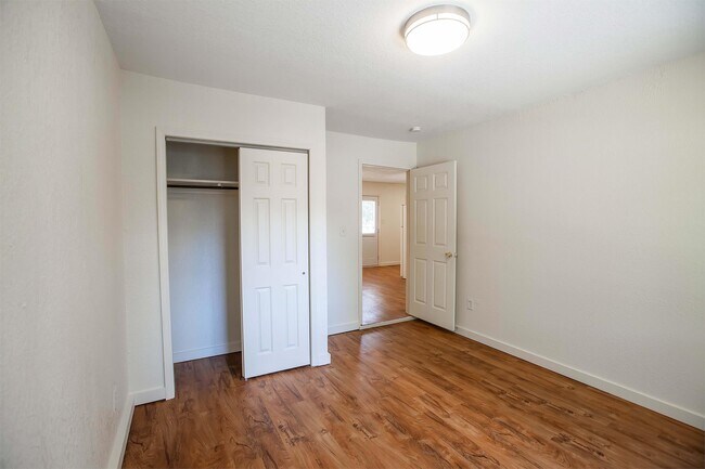 Building Photo - 1412 Hartford Rd