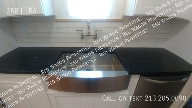 Building Photo - 411 W Mistletoe Ave