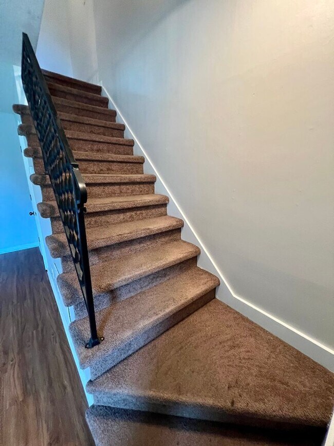 Building Photo - 860 Village Ct