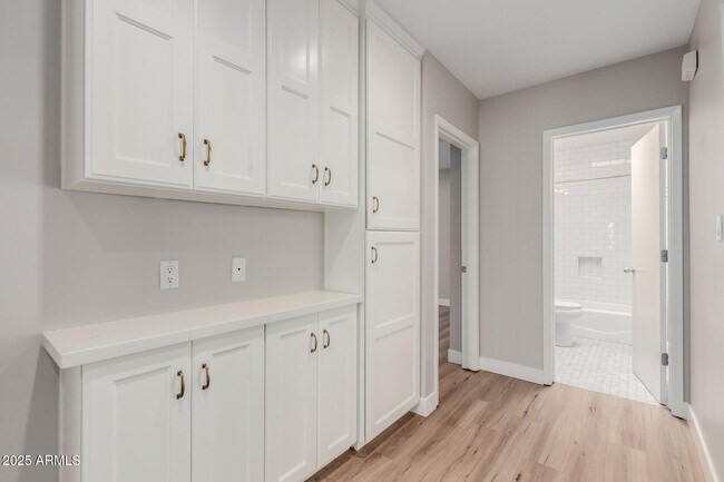 Building Photo - 5001 E Mitchell Dr