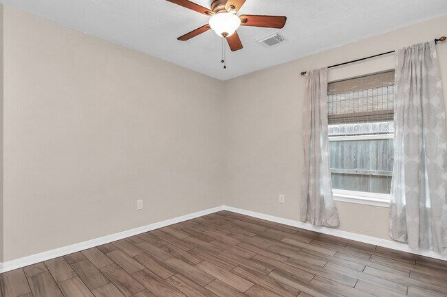 Building Photo - 1715 Parkview Ln