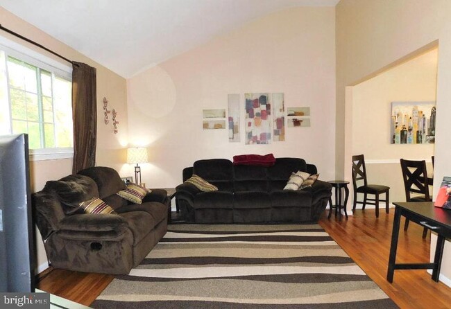 Building Photo - 2208 Jamaica Dr
