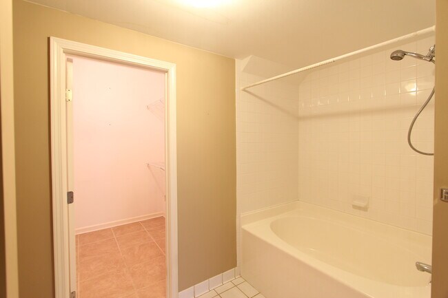Building Photo - 1561 Savannah Park Ln