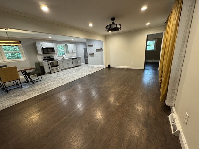 Building Photo - Updated home in Pendleton - JUST REDUCED