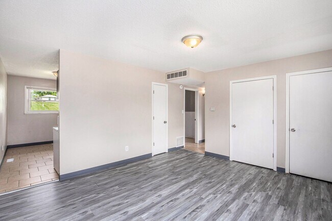 Building Photo - Beautiful 2BR/1BA Duplex in Independence!