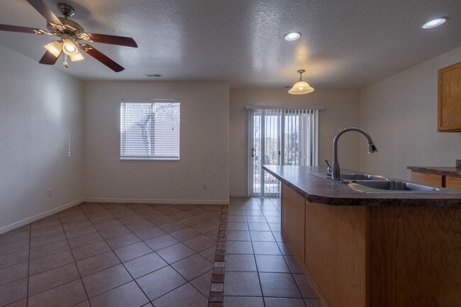 Building Photo - Hidden Valley Townhome For Rent!