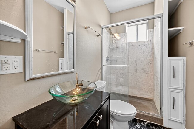 Building Photo - 711 Fargo St