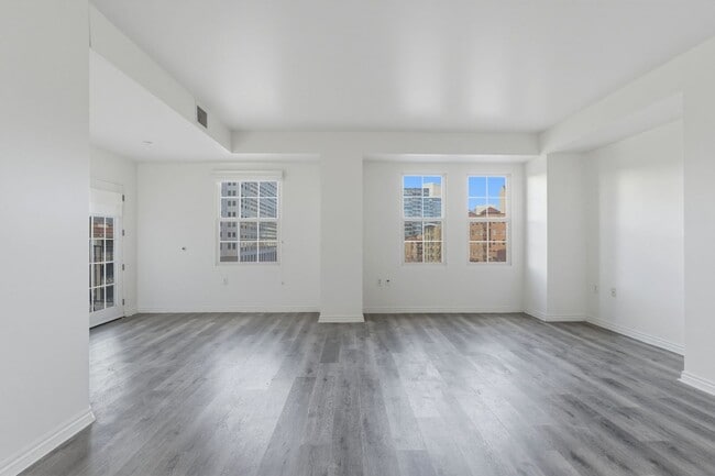 Building Photo - 2-bed, 2-bath condo in secure building with private laundry and city views