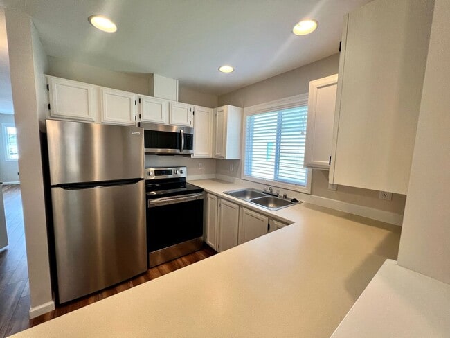 Building Photo - Gorgeous 2 Bed 1.5 Bath Condo For Rent