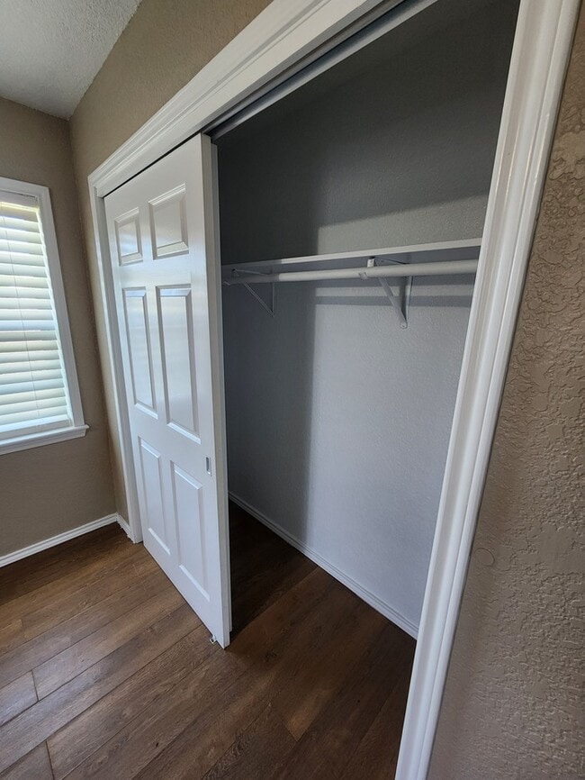 Building Photo - 3 bed 1 bath home with large backyard!
