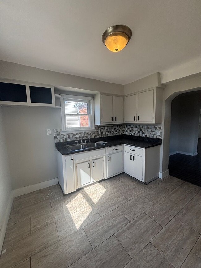 Building Photo - Spacious Single Family Home