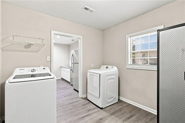 Building Photo - 1357 Lorenzo Dr SW