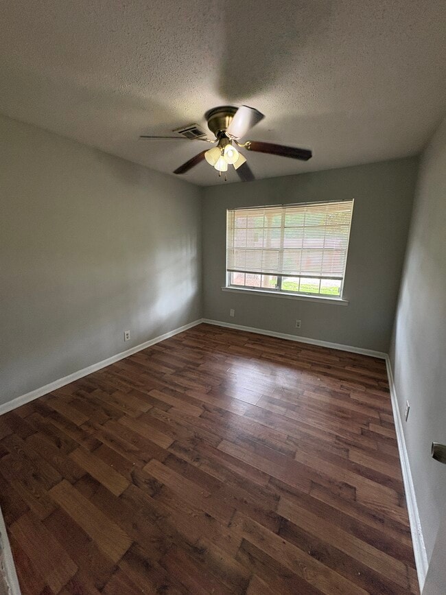 Building Photo - 233 Dyas Dr