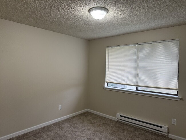 Building Photo - Fully Remodeled 2 Bedroom Unit- Available for Immediate Move In