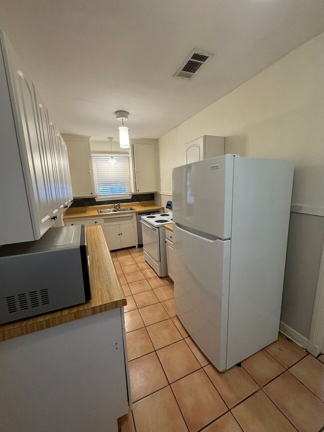 Building Photo - Heart of Cloverdale