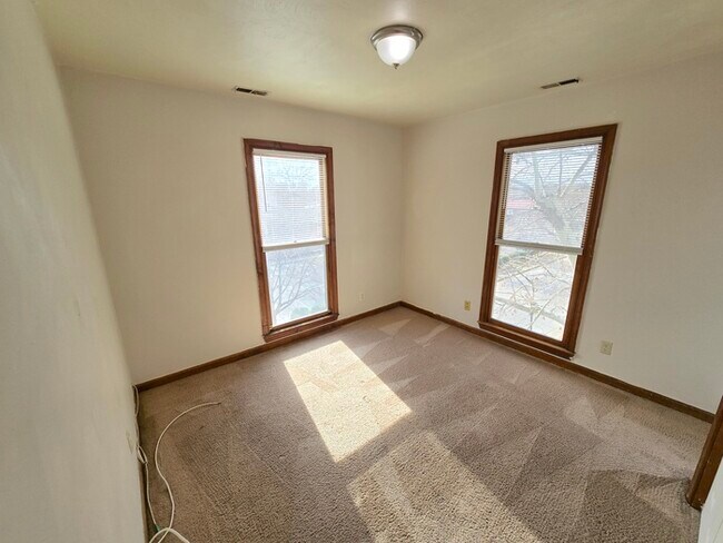 Building Photo - 2-STORY CONDO IN HEART OF PORTSMOUTH! 2 BED/2 BATH!