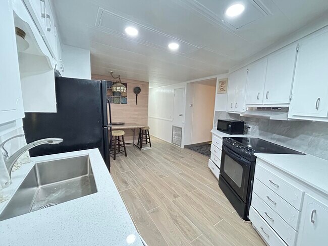 Building Photo - 8888 Kings Dr