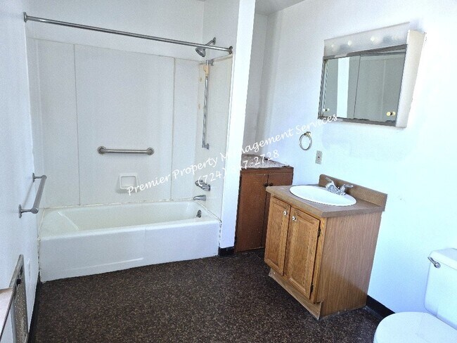 Building Photo - 518 W Cunningham St