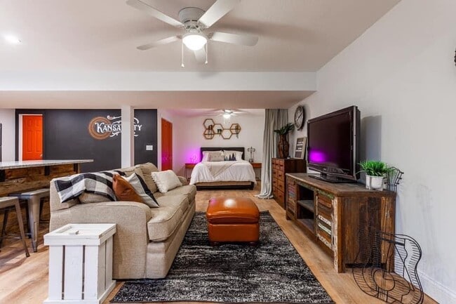 Building Photo - Studio Apartment