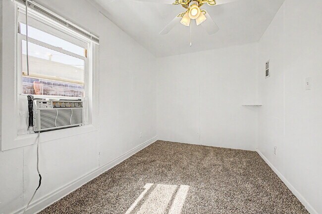 Building Photo - "Charming 1-Bed 1 bath in Englewood – Cozy 400 Sq Ft Living!"